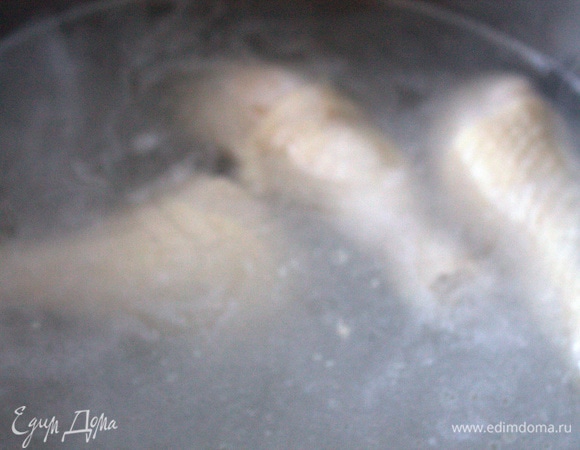 Из ножек варим бульон с солью, перцем.