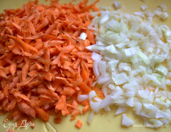 Готовим овощи для зажарки (тут у меня на два супа).