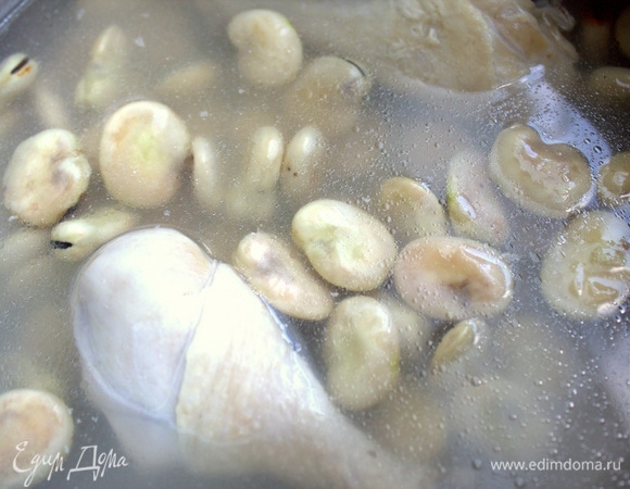 Бобы (200 г) отправляем в бульон и вместе варим. Если кожица осталась жесткая, можно ее снять с бобов.