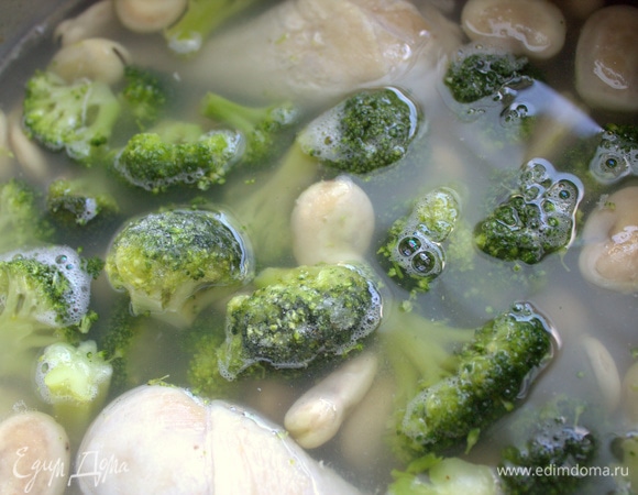Позже — брокколи. Если не любите слишком вареную брокколи, отправьте ее в суп в самом конце на 3 минуты.
