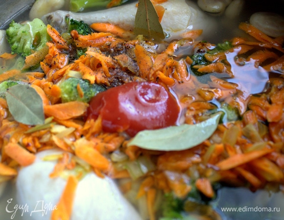 Лавровый лист и томатную пасту. Соль, перец по вкусу.