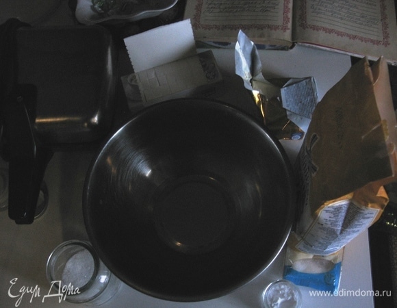 Маргарин лучше немного растопить, смешать все составляющие. Важно в муку вливать жидкость, а не наоборот, иначе будут комочки, и получится не так вкусно.