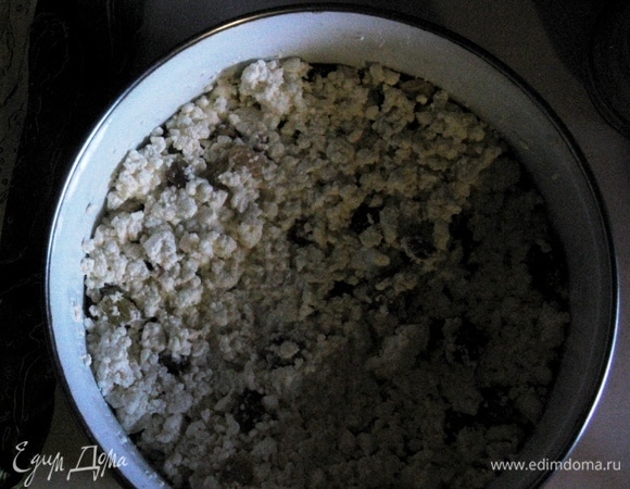 После того как смешали все, обязательно остудить. Потом можете орехов добавить, а можете всыпать в тесто творог и изюм.