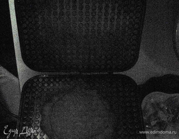 Перед самым выпеканием погасить соду уксусом, смешать и смазать нагретую вафельницу маслом.