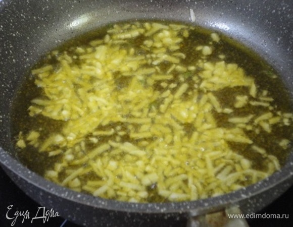 А в это время мы приготовим чесночное масло. Для этого чеснок мелко нарубить. В сковороде разогреть оливковое масло и выложить чеснок. Перемешать. Держать на огне 30–40 секунд и убрать остывать. Отцедить 20 мл масла.