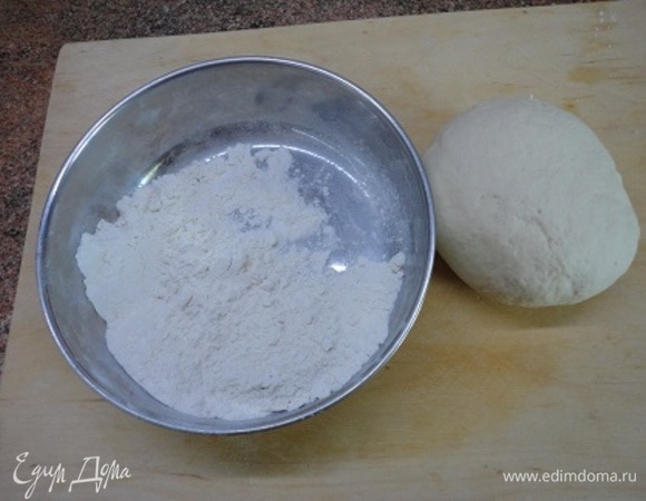Просеять муку. В подошедшие дрожжи вылить оставшуюся воду. Муку добавлять частями. Возможно, она не вся уйдет, а, возможно, понадобится еще немного. Вымешивать тесто минут 5.