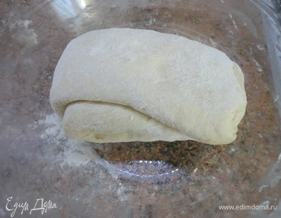 На подпыленном мукой столе руками растянуть подошедшее тесто в прямоугольник. Свернуть его втрое, потом еще вдвое и опять оставить подходить на минут 15–20.