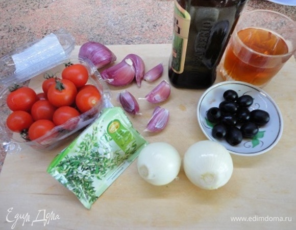 Зубчики чеснока сполоснуть, но не очищать от кожицы. Небольшие луковицы разрезать на 4 части каждую.