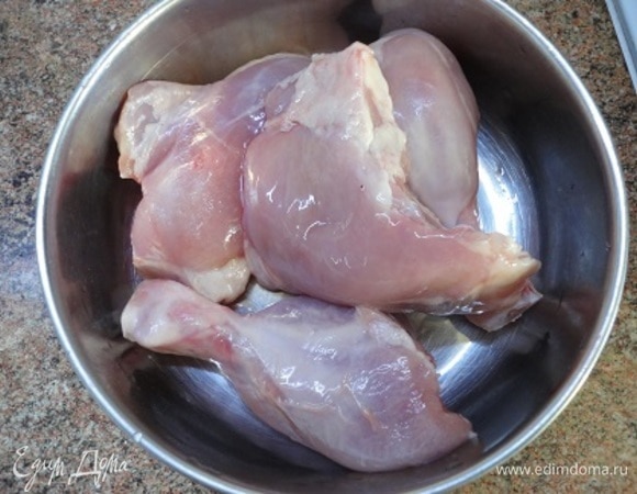 Куриные бедра я, как обычно, освобождаю от кожи и разрезаю на 2 части.