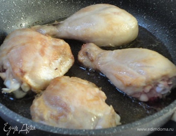 В сковороде разогреть половину оливкового масла и выложить куриные бедра. Хорошо подрумянить с обеих сторон. Выложить их в форму для запекания.
