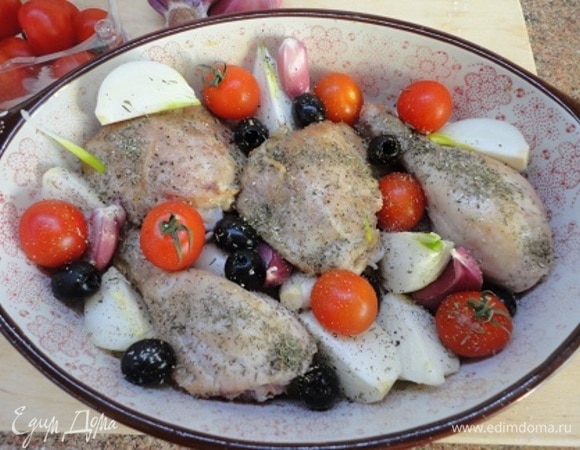 Между бедер равномерно разложить лук, помидоры, зубчики чеснока, оливки и веточки тимьяна (или посыпать сухим, как у меня). Хорошо посолить все по вкусу. В сковороду, в которой жарились бедра, влить вино, довести до кипения, снять с огня и полить им куриные бедра с овощами.