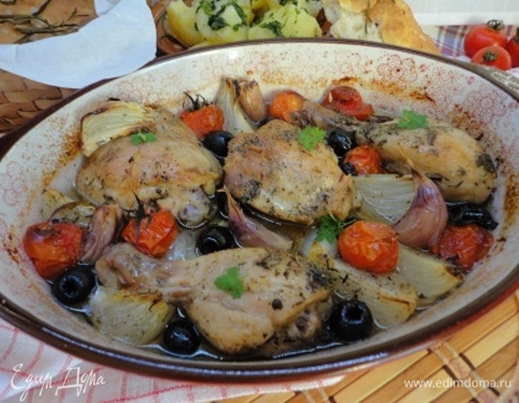 Сбрызнуть все остальным оливковым маслом и поставить в разогретую до 200°C духовку на 30–40 минут. Печь до готовности бедер.