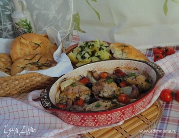 Достать куриные бедра из духовки, оставить на 10 минут отдохнуть и подавать. На гарнир можно подать отварной молодой картофель с зеленым укропом и толченым чесноком или просто подать с фокаччей с чесночным маслом и розмарином: https://www.edimdoma.ru/retsepty/129131-fokachcha-s-chesnochnym-maslom.