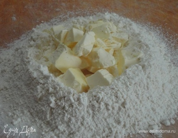 Для теста холодное масло порубить с мукой и солью до состояния крошки. Добавьте сметану, яйца. Замесите однородное тесто.