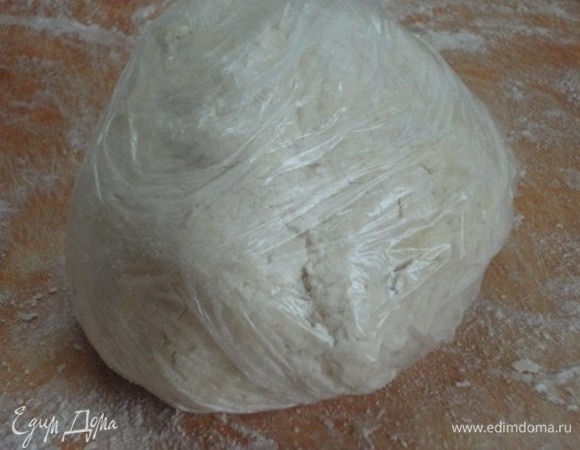 Замесите однородное тесто и пусть оно полежит в холодильнике, пока вы будете готовить овощи.