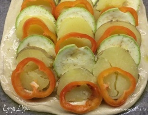 Чешуйкой выкладываем овощи. Хорошо бы веточки розмарина или тимьяна. Сбрызгиваем растительным маслом.