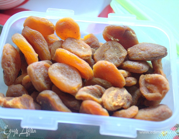 Я промываю всю пачку и потом храню в коробочке под плотной крышкой в холодильнике. Так же поступаю с изюмом и черносливом.