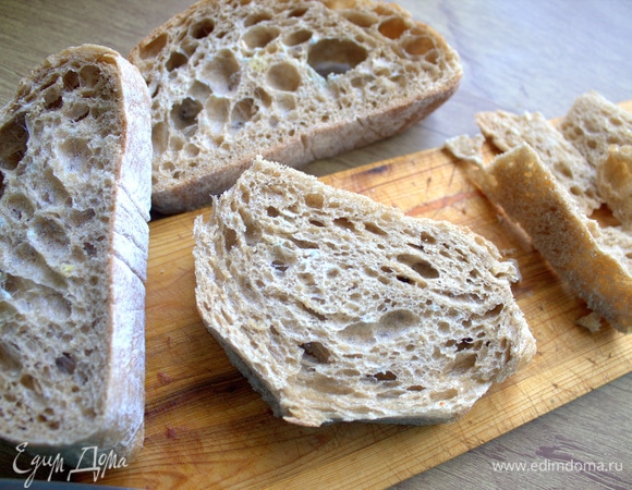 С хлеба срезать корочки. Я брала ржаную чиабатту. В оригинале — белый хлеб.