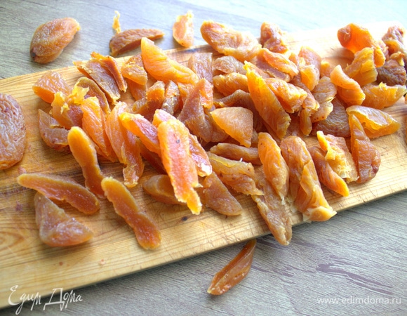 Курагу нарезать, как удобно.