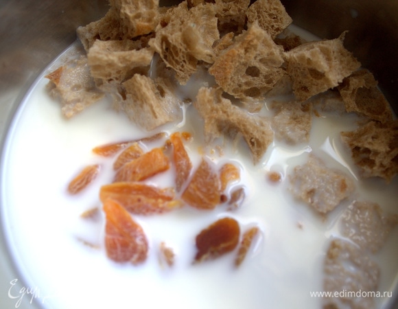 В молоко добавить курагу и хлебные кубики.