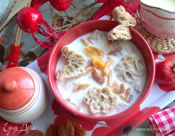 Другой вариант я попробовала: ошпарить курагу и оставить до размягчения, подать в супе в холодном виде. Такой вариант мне больше понравился, чем теплый.