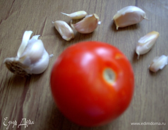 Подготовить чеснок и томаты (1–3), количество по вкусу.
