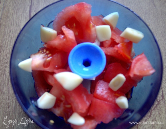 Нарезать крупно томат и чеснок.
