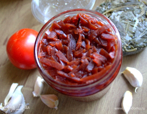 Свеклу в оригинале берем молодую, трем на терке, варим до готовности. Я сделала проще: взяла покупную маринованную, уже тертую.