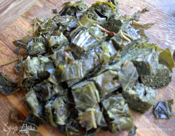 Слегка подержать на столе и нарезать на кубики. Полностью размороженные листья резать хуже.