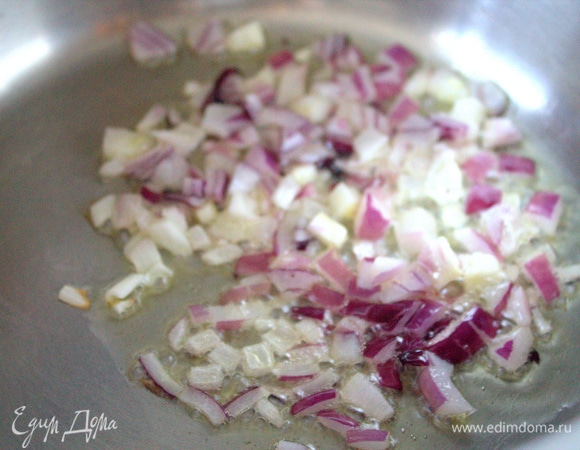 Слегка обжарить в кастрюле с толстым дном нарезанный лук.
