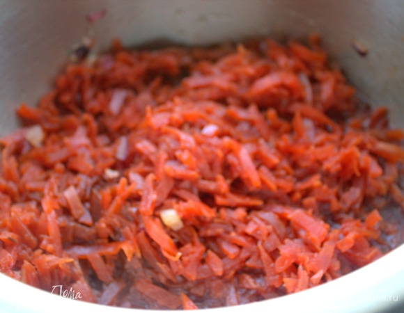 Отправить к луку всю банку свеклы (500 мл) вместе с легким маринадом.