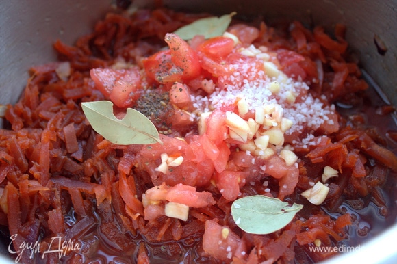 Далее — томат с чесноком, соль, перец, лаврушка. По желанию добавить немного уксуса, который присутствует в моем маринаде.
