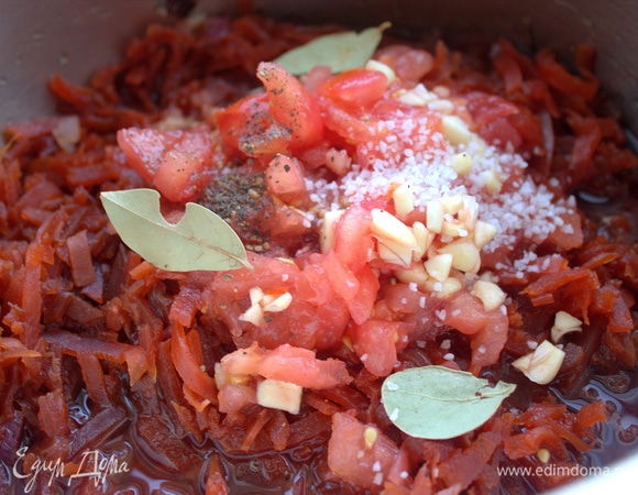 Далее — томат с чесноком, соль, перец, лаврушка. По желанию добавить немного уксуса, который присутствует в моем маринаде.