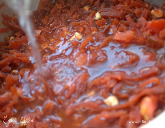 Влить нужное количество воды. По моему мнению, борщ должен быть густым.