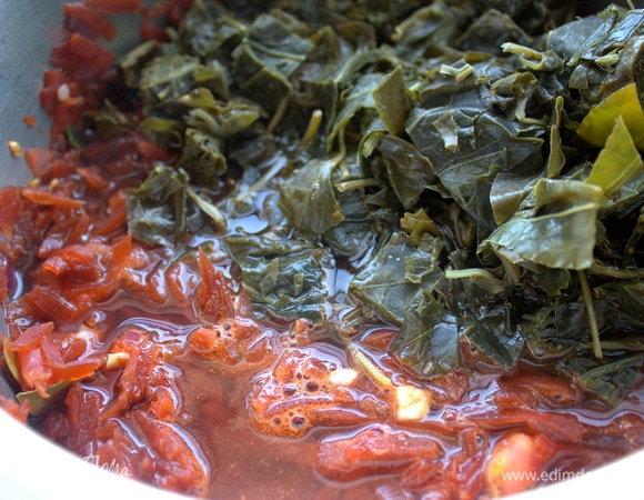 Затем отправить щавель. Автор еще свекольную ботву добавляла.