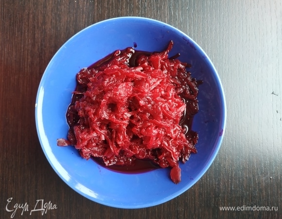 Свеклу помыть, опустить в холодную воду и варить до готовности, посолить в процессе. Готовую свеклу остудить и натереть на крупной терке. Отвар от свеклы остудить.