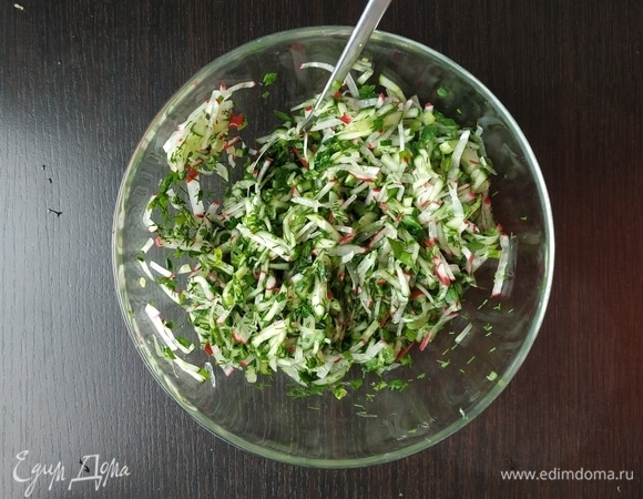 Огурцы и редис нарезать тонкими небольшими брусочками. Зеленый лук нарезать, посолить и помять руками, чтобы он дал сок и раскрыл свой аромат и вкус. Зелень мелко порубить. Смешать все в миске, посолить и охладить.