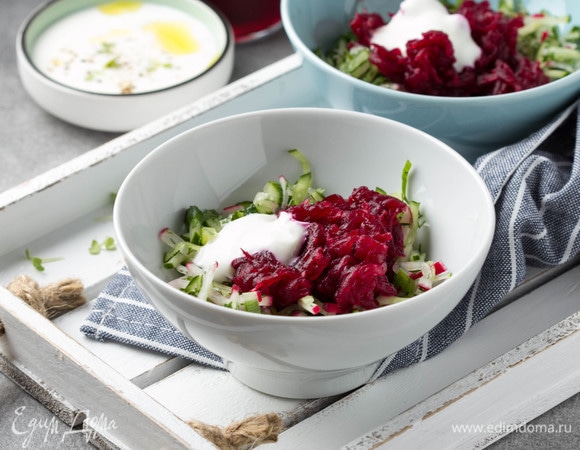 Разложить по тарелкам овощи и свеклу. Добавить по столовой ложке сметаны.