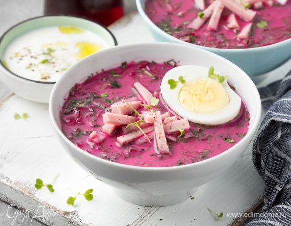 Влить свекольный отвар и 1 ст. л. уксуса на каждую тарелку. Добавить яйцо и нарезанную ломтиками ветчину. Поперчить сверху, и можно подавать к столу.