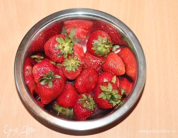 1 стакан = 250 мл. Клубнику промыть, удалить хвостики, обсушить и выложить в блендер. Засыпать клубнику сахаром и оставить на 30–60 минут.