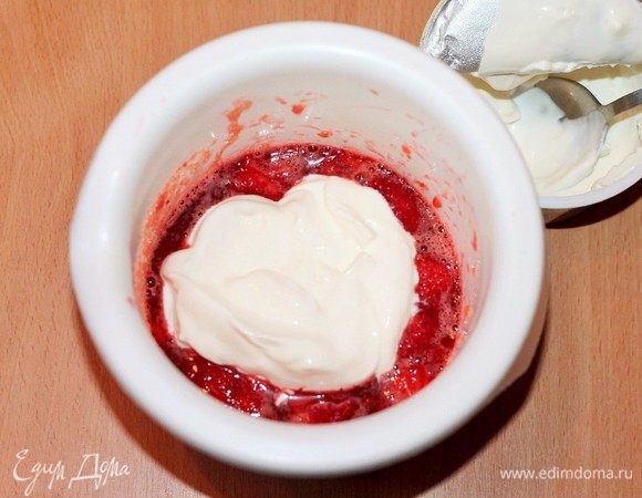 Затем добавить к клубнике сметану, перемешать и измельчить блендером.