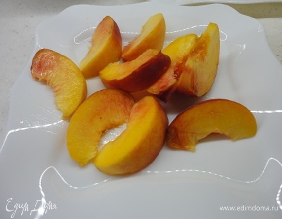 Персик нарежьте на 8–10 долек.