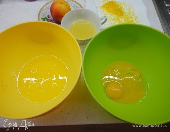 Отделите яичные белки от желтков.