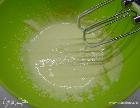 Взбейте миксером желтки с сахаром до пушистого белого состояния и, продолжая взбивать, по частям и по очереди добавляйте оливковое масло и лимонный сок.