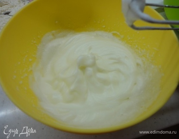 Белок с солью взбейте до устойчивых пиков.