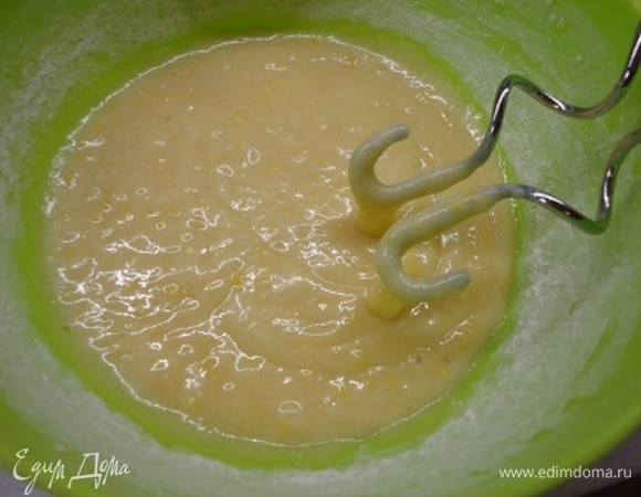 Соедините муку с яично-масляной смесью с помощью миксера с насадкой спираль.