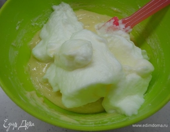 Затем лопаткой осторожно введите белки движением сверху вниз.