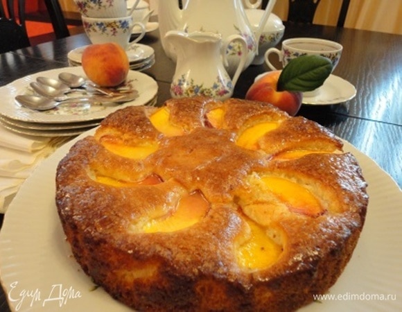 Для глазури в сахарную пудру понемногу добавляйте лимонный сок. Наносите на теплый пирог.