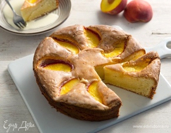 Если вы хотите такой плотной глазури, как на фото автора рецепта, то надо взять все 220 г пудры и 35 мл сока. Но для нас это слишком сладко. Поэтому у меня глазурь прозрачная. Хорошо пропитала пирог и придала ему не только этот красивый блеск, но и дополнительную кислинку.