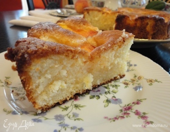 Пирог пушистый, влажный и очень ароматный. И, если вы сравните разрезы пирогов, то согласитесь со мной, что использовать четверть чайной ложки соды в этом пироге было просто необходимо.